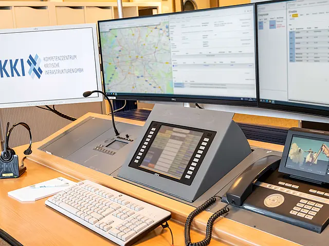 Aufnahme aus der Zentralen Meldestelle mit Monitoren