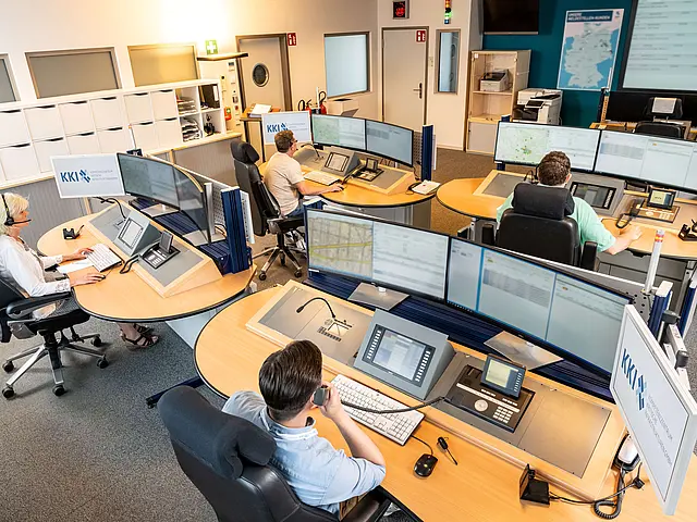 Aufnahme aus der Zentralen Meldestelle mit Personen an Monitoren