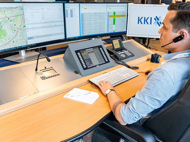 Aufnahme aus der Zentralen Meldestelle mit Mann an Monitoren