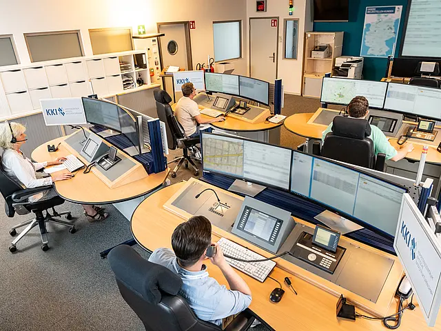 Aufnahme aus der Zentralen Meldestelle mit Personen an Monitoren