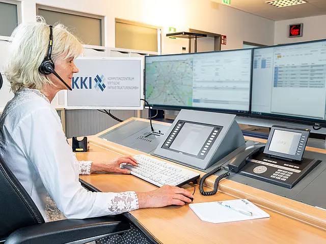 Aufnahme aus der Zentralen Meldestelle mit Frau an Monitoren