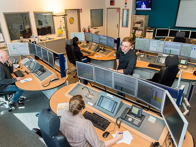 Aufnahme aus der Zentralen Meldestelle mit Personen an Monitoren